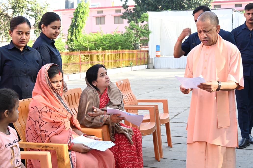 गोरखनाथ मंदिर में मुख्यमंत्री योगी आदित्यनाथ ने की करीब 100 लोगों से मुलाकात