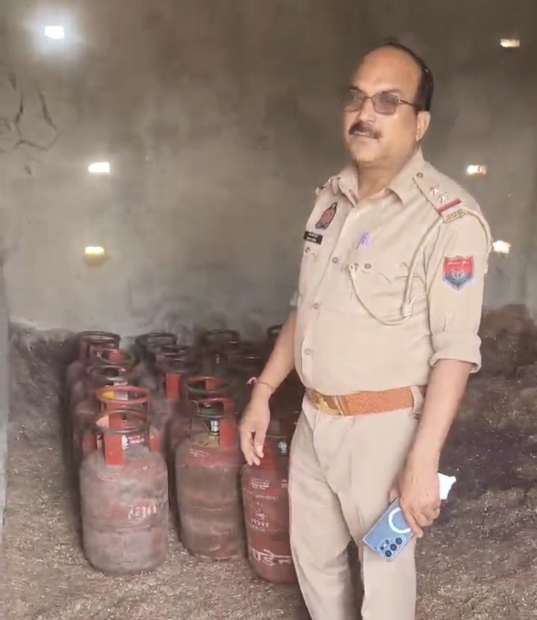गोवर्धन क्षेत्र में सिलेंडरों की कालाबाजारी - सकरवा के जंगलो में घरेलू सिलेंडरों का मिला जखीरा