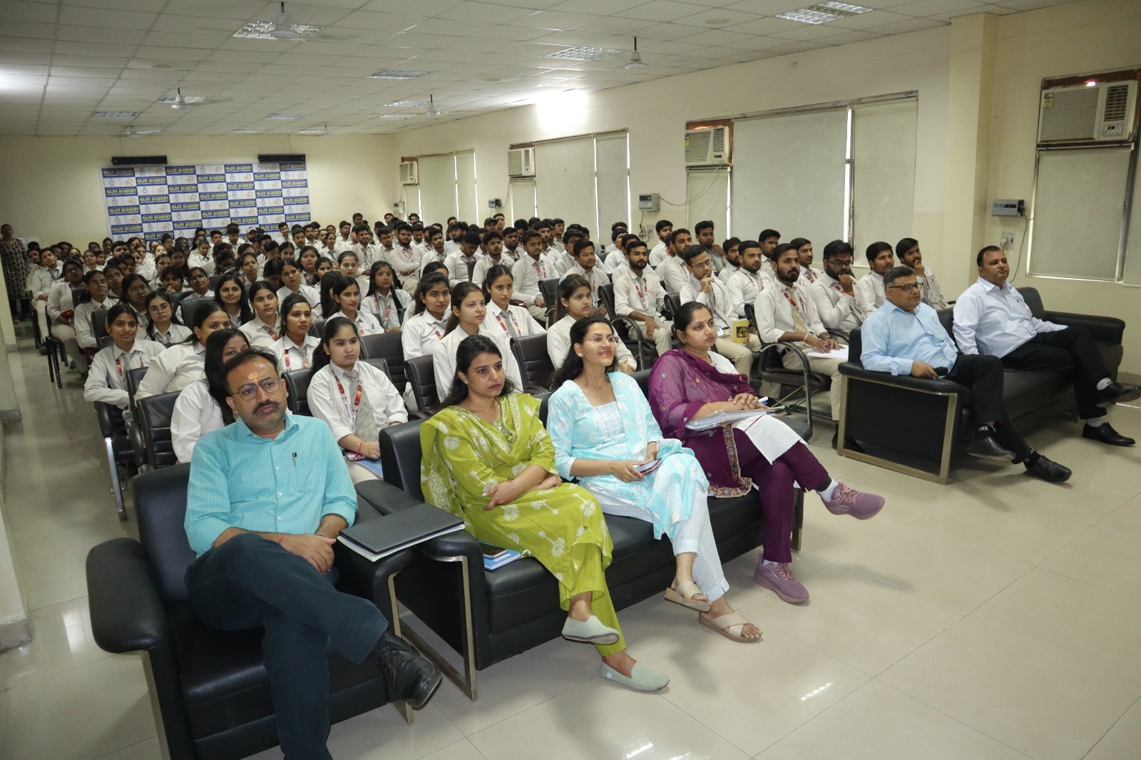 राजीव एकेडमी के विद्यार्थियों को मिला अंतरराष्ट्रीय करियर मार्गदर्शन