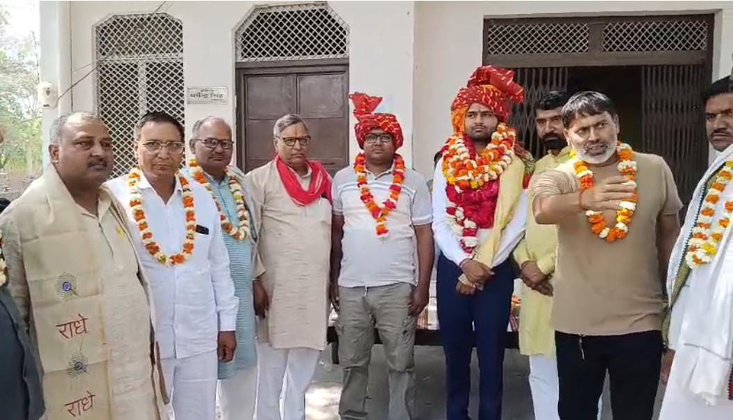 नाती को नायब तहसीलदार बनते ही बाबा के खुशी से छलके आंसू