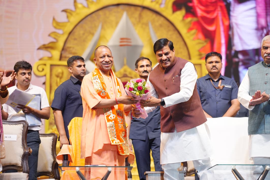 सम्राट विक्रमादित्य के जीवन पर आधारित महानाट्य कार्यक्रम में शामिल हुए मुख्यमंत्री योगी आदित्यनाथ व एमपी के सीएम मोहन यादव