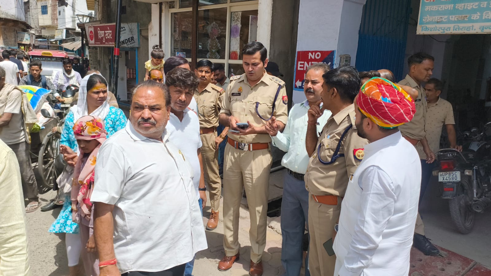 वृन्दावन में जाम की समस्या से निजात हेतु व्यापार मंडल ने पुलिस अधिकारियों के साथ किया मौका मुआयना