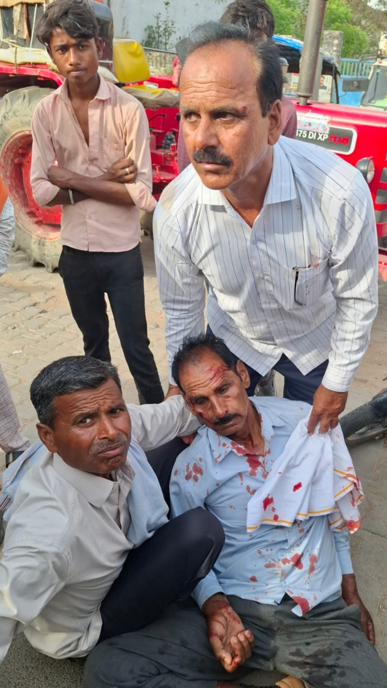 बाइक व ई-रिक्शा में हुई जोरदार टक्कर, दो घायल