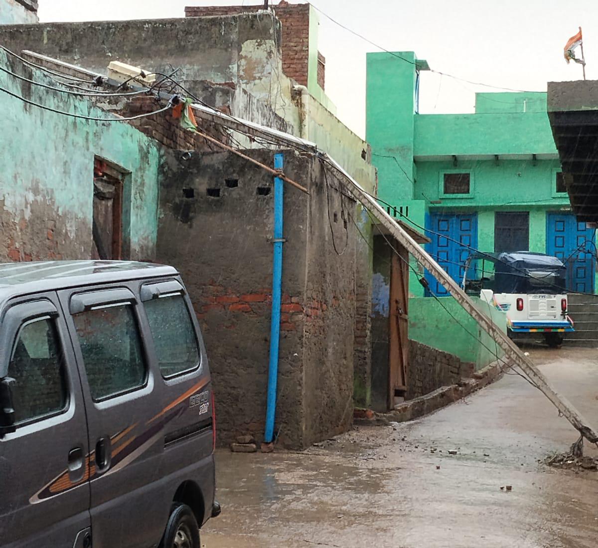 आंधी बारिश से जनजीवन प्रभावित