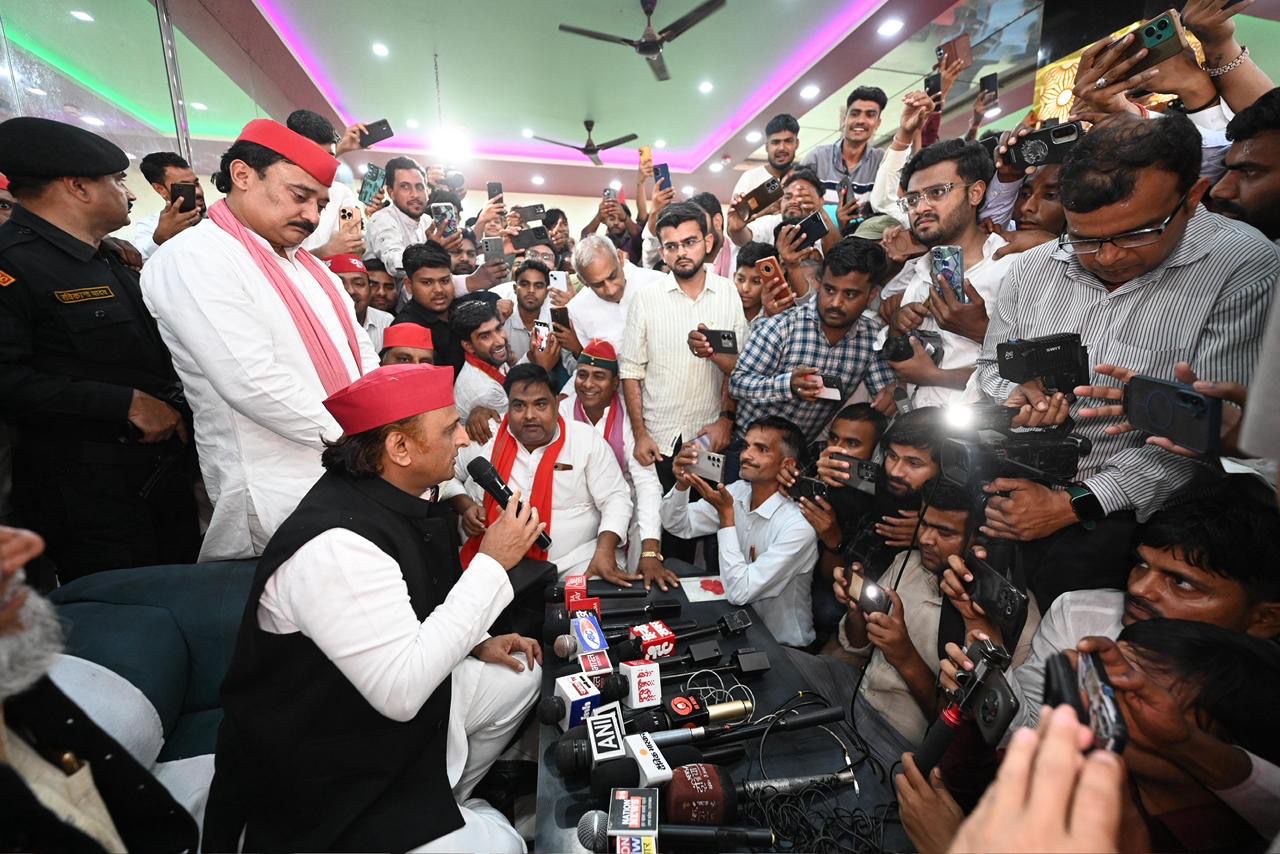 चुनाव आयोग भाजपा से मिला हुआ है: अखिलेश यादव