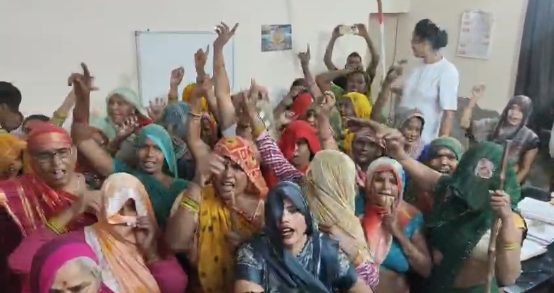 गोवर्धन में स्मार्ट मीटरों के खिलाफ महिलाओं ने बिजली घर पर जमकर काटा हंगामा