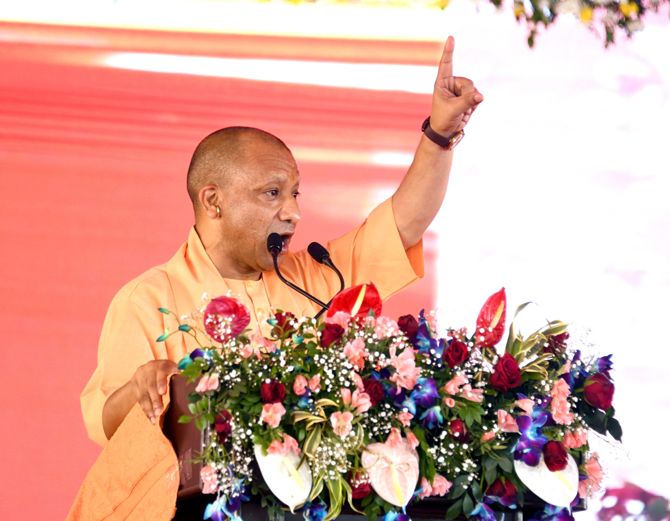 औद्योगिक अशांति फैलाने वालों से सावधान रहें श्रमिक: सीएम योगी