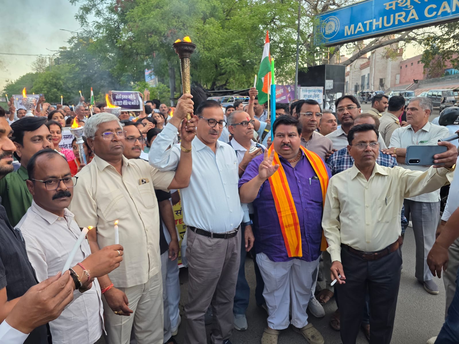 टीईटी के विरोध में हजारों शिक्षकों ने थामी मशाल