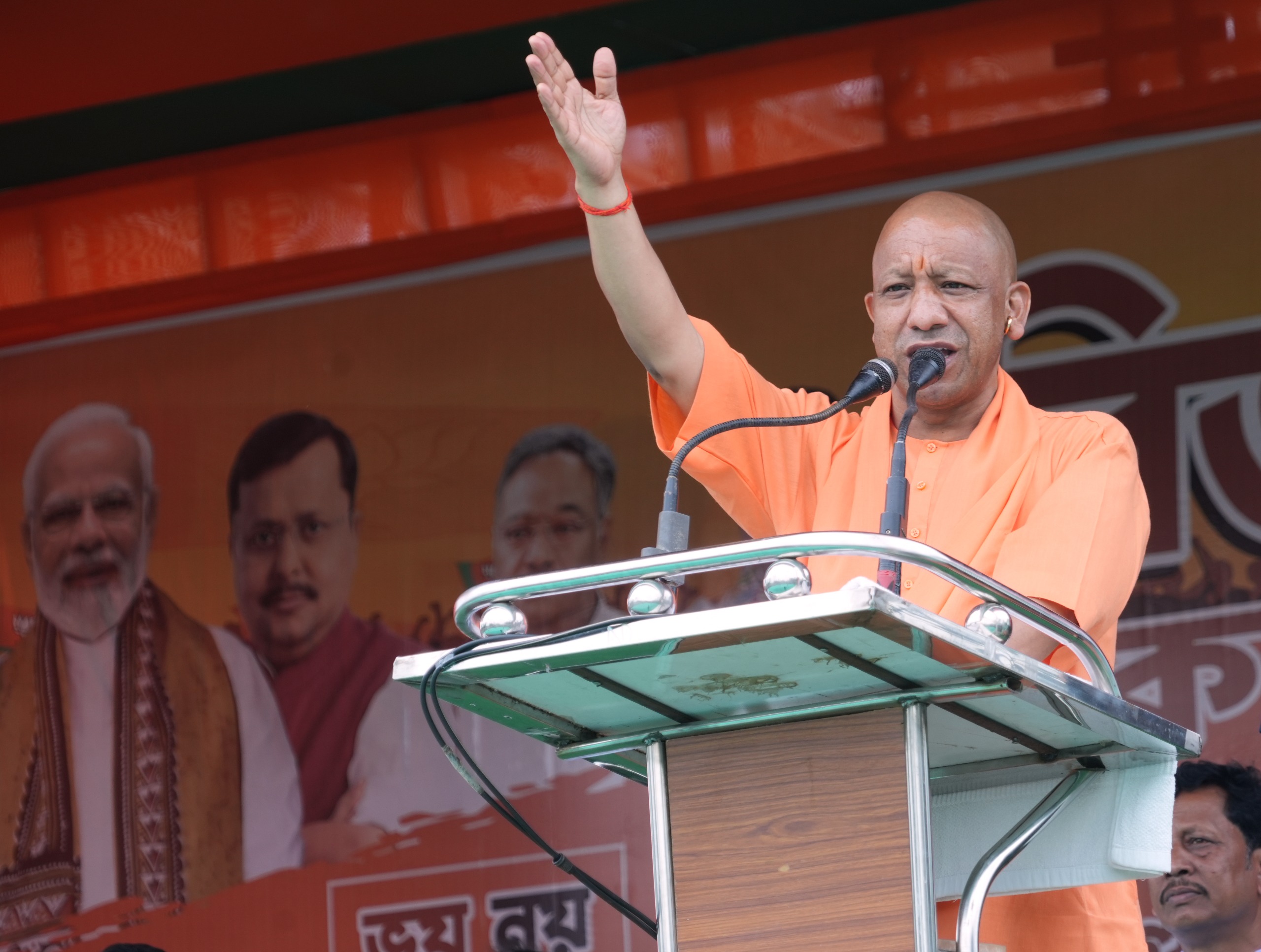 योगी आदित्यनाथ ने माथाभांगा व धुपगुड़ी विधानसभा क्षेत्रों में जनसभाओं को संबोधित कर भाजपा प्रत्याशियों के लिए मांगे वोट