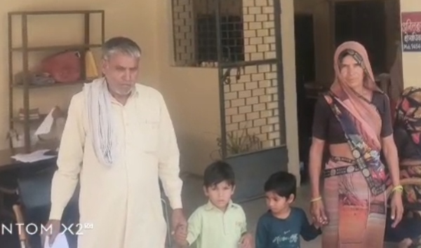 पत्नी के लापता होने से परेशान पति, पुलिस पर लापरवाही का आरोप