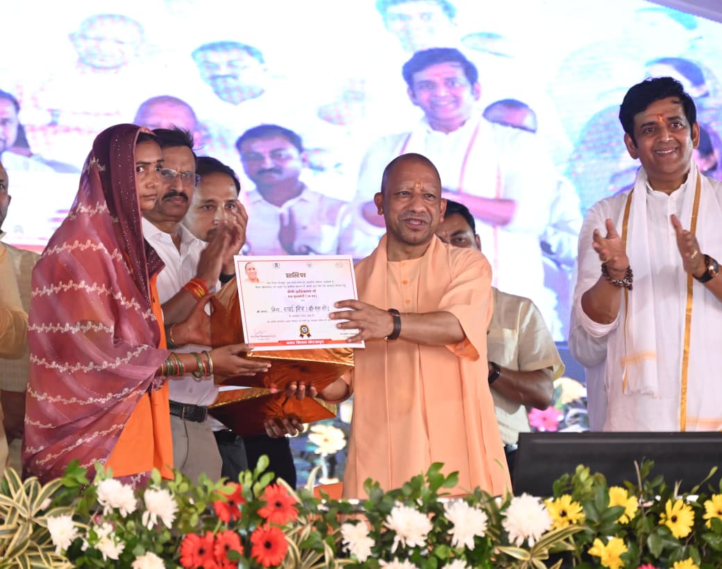 गोरखपुर को 1055 करोड़ रुपये की लागत वाली 497 विकास परियोजनाओं की सीएम योगी ने दी सौगात