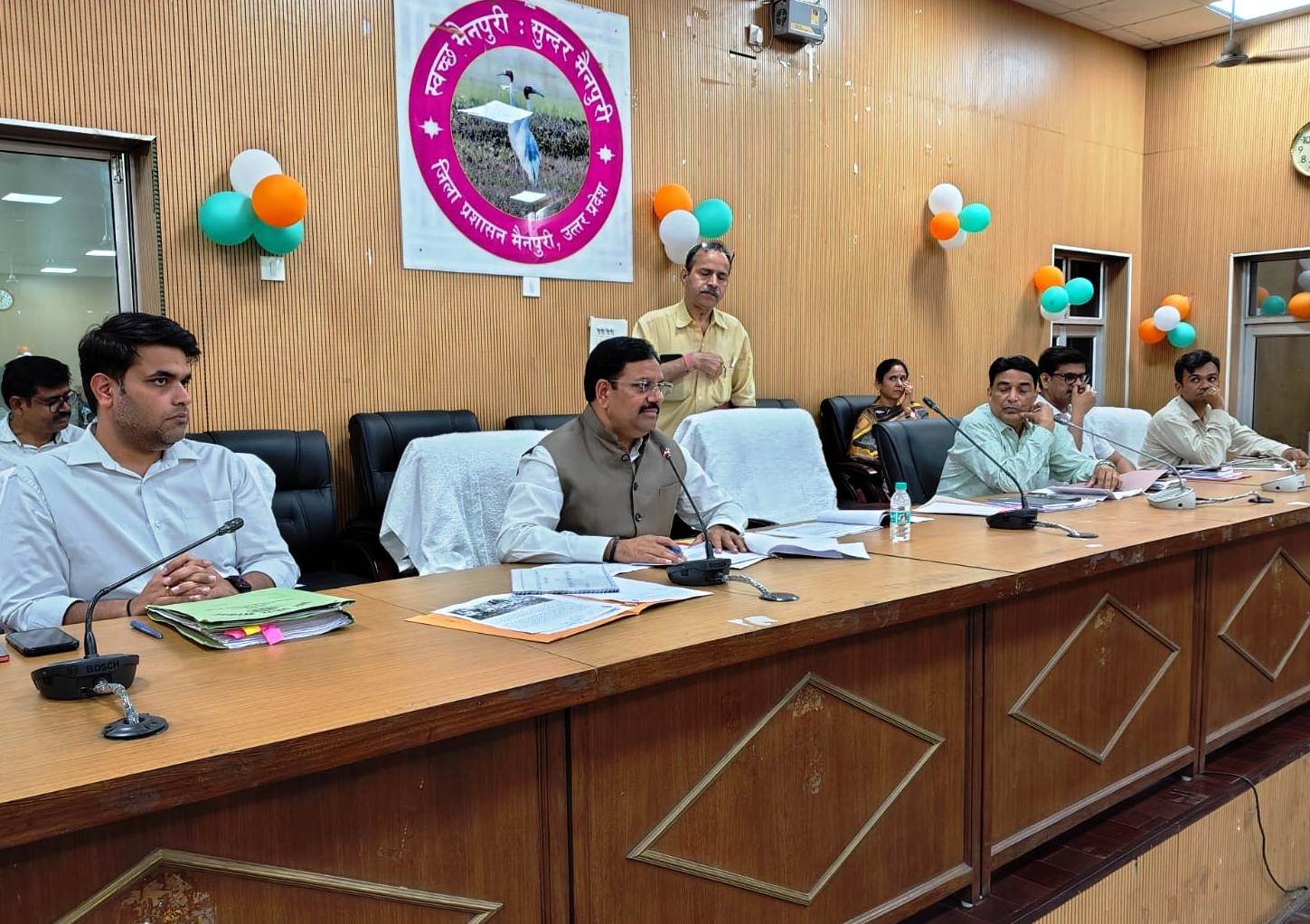 होमगार्ड भर्ती परीक्षा को लेकर प्रशासन अलर्ट, जिलाधिकारी डॉ. इंद्रमणि त्रिपाठी कलेक्ट्रेट में हुई अहम बैठक