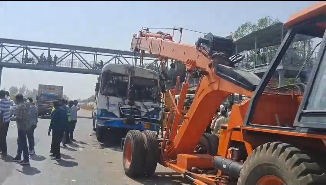 हाइवे पर कहर हरियाणा रोडवेज बस ने टेम्पो को मारी टक्कर,11 घायल