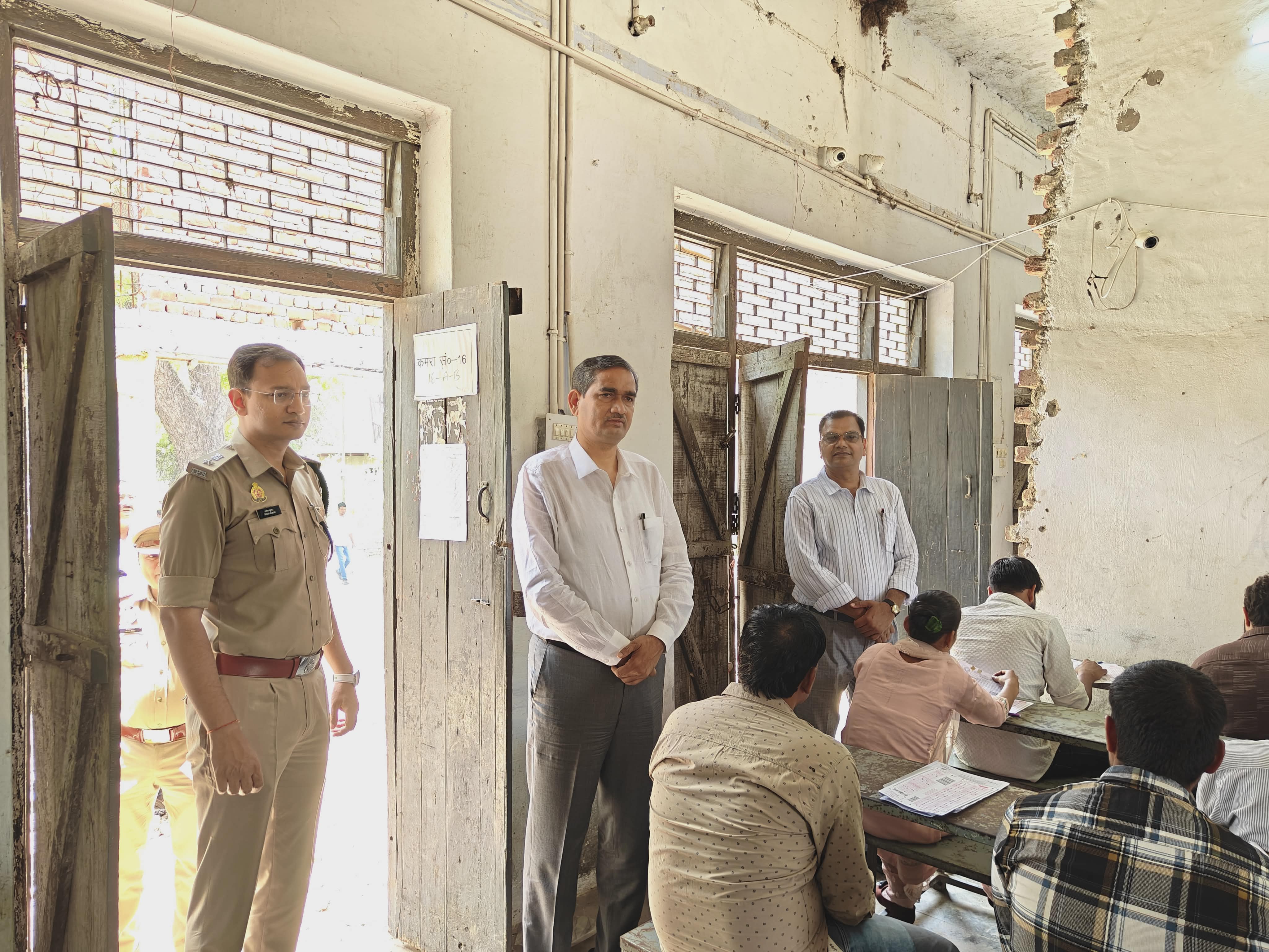 डीएम और एसएसपी ने परीक्षा केंद्र का किया निरीक्षण