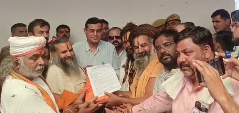 गोवर्धन तहसील में हजारों संत महात्मा व गौ सेवकों ने गौ सम्मान व गौ रक्षा हेतु उपजिलाधिकारी को राष्ट्पति के नाम सौंपा ज्ञापन