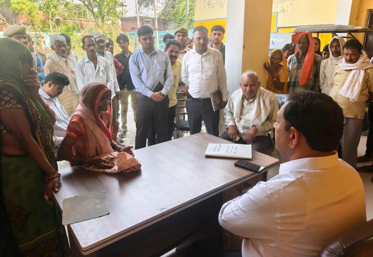 कुचेला में फार्मर रजिस्ट्री के कार्य का स्थलीय निरीक्षण जिलाधिकारी