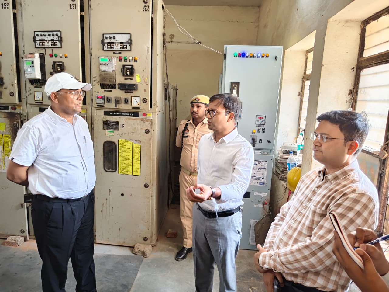 जिलाधिकारी ने विद्युत उपकेंद्र शिकोहाबाद का किया औचक निरीक्षण, अव्यवस्थाओं पर जताई कड़ी नाराजगी