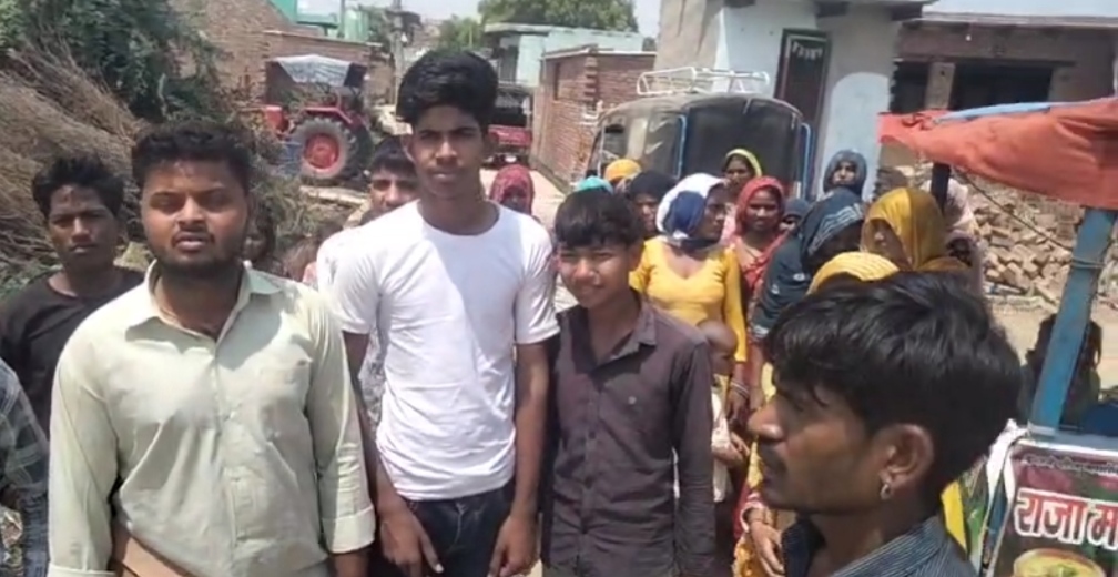दबँगो का सरकारी जमीन पर कब्जा, शिकायत करने पर ग्रामीणों के घर किया हमला
