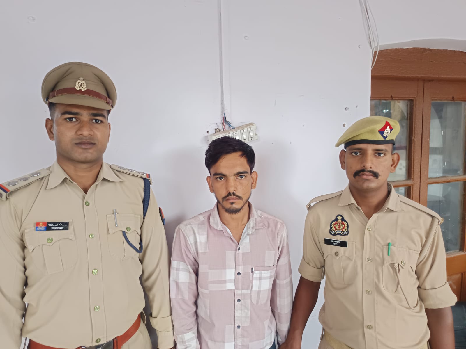 थाना टूण्डला पुलिस टीम द्वारा वांछित अभियुक्त शिवम को किया गया गिरफ्तार