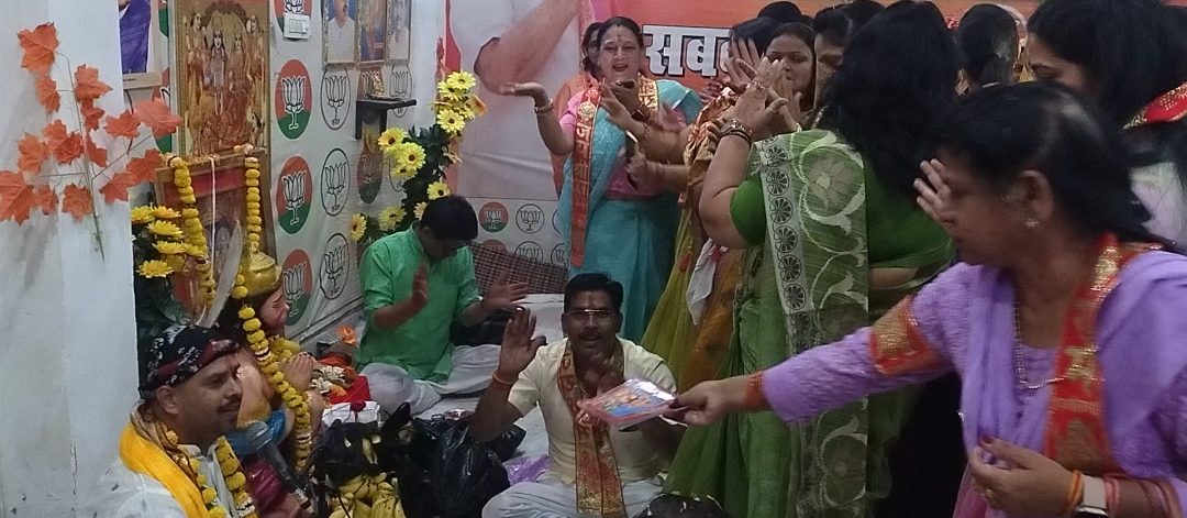 बंगाल में प्रचंड जीत पर गूंजा ‘जय श्री राम’ सुंदरकांड पाठ के बाद प्रसादी वितरण व भव्य आतिशबाजी