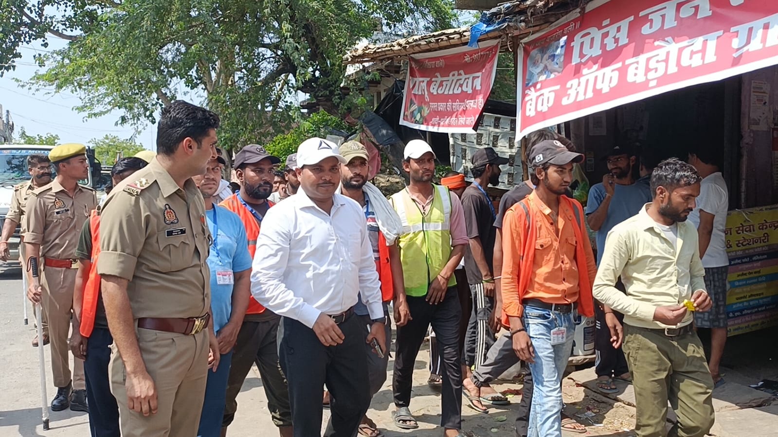 नगर पंचायत ने ब्रज चौरासी कोस मार्ग से हटवाया अतिक्रमण