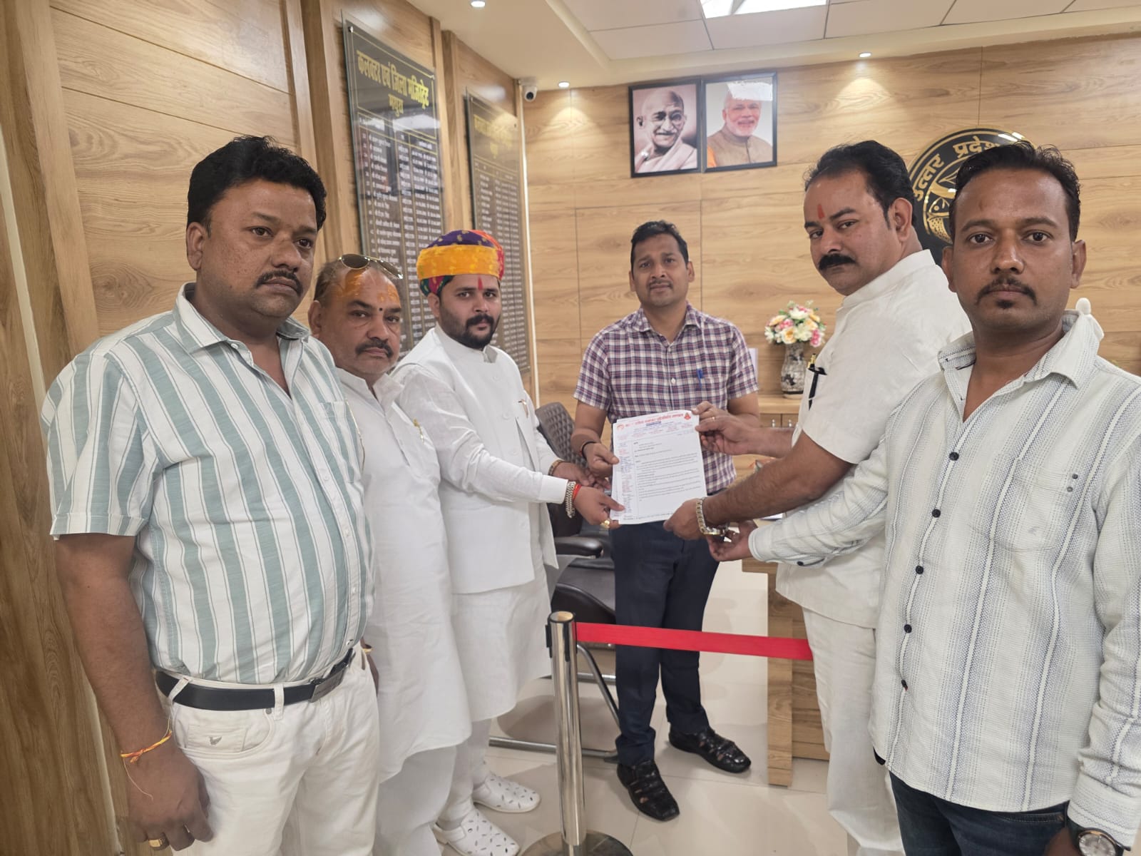 वृंदावन व्यापार मंडल ने कमर्शियल गैस सिलेंडर की बढ़ी कीमतों के खिलाफ राष्ट्रपति को भेजा ज्ञापन