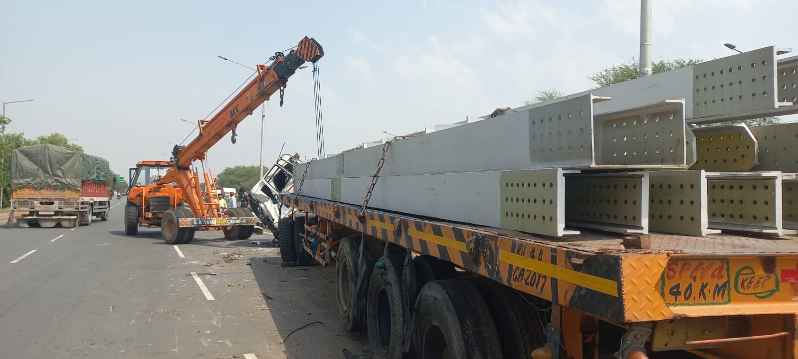 ट्रेलर ने ट्रक में मारी टक्कर, रेलवे पिलर गिरने से हाईवे जाम, चालक घायल