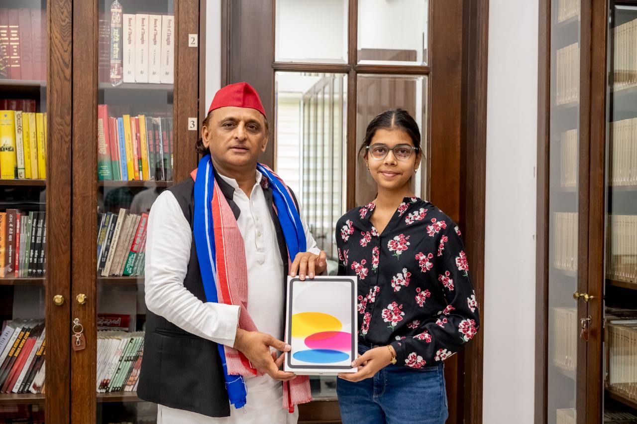 गोरखपुर के आईसीएसई बोर्ड के 10वीं और 12वीं के टॉपर को अखिलेश यादव ने बांटे लैपटॉप