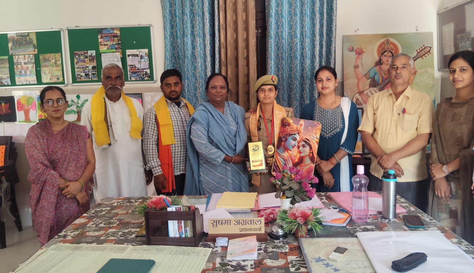 परखम की बेटी बनी यूपी पुलिस में कांस्टेबल, गांव का नाम किया रोशन, स्कूल में हुआ भव्य स्वागत