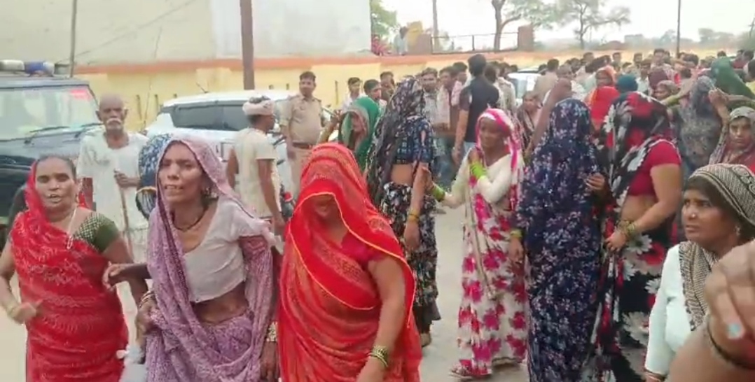 गोवर्धन सीएचसी से रेफर गर्भवती महिला और नवजात की मौत, परिजनों का हंगामा