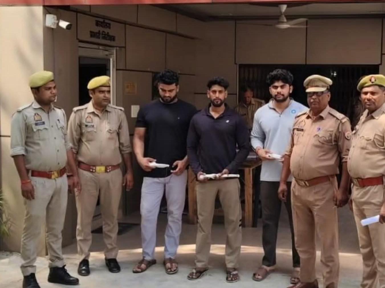 दो गुटों के बीच अंधाधुंध फायरिंग, दहशत में ग्रामीण मिट्टी खनन को लेकर था तनाव
