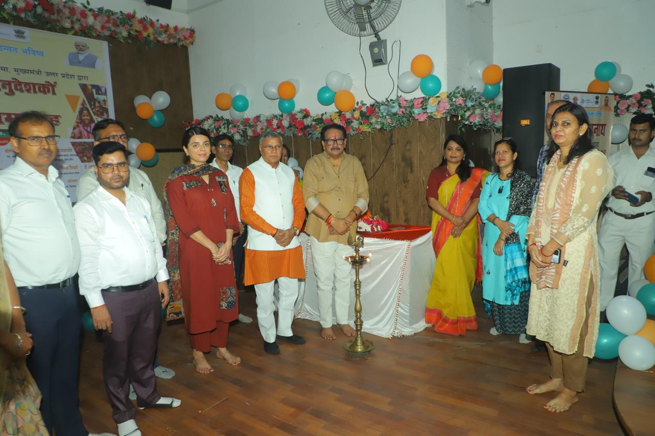 चैक पाकर अनुदेशकों में छाया उल्लास, खिले चेहरे, मुख्यमंत्री योगी आदित्यनाथ का जताया आभार