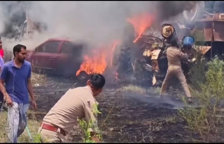 मैनपुरी में थाना परिसर बना आग का मैदान, जब्त वाहनों में लगी भीषण आग, अचानक उठीं लपटें, पुलिसकर्मी दौड़ पड़े