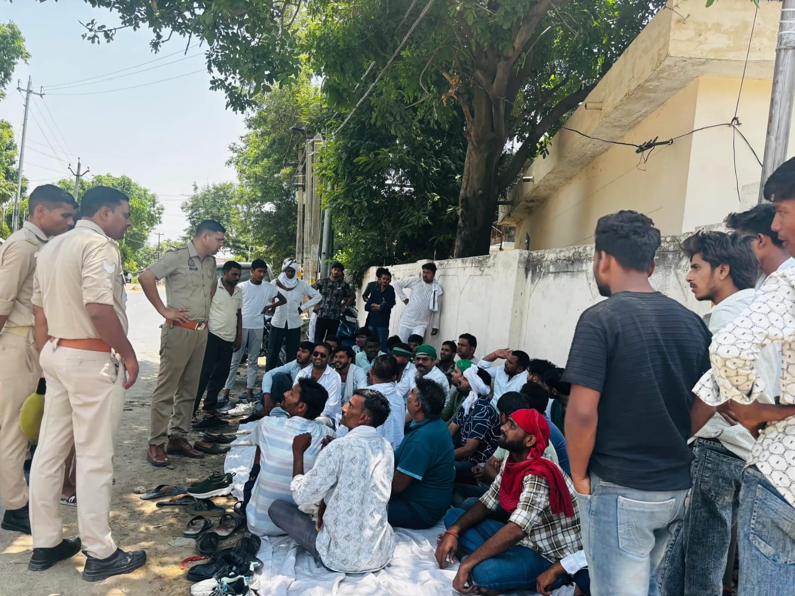 भीषण गर्मी में बिजली कटौती पर फूटा गुस्सा, मांधोगंज फीडर पर किसानों ने जड़ा ताला