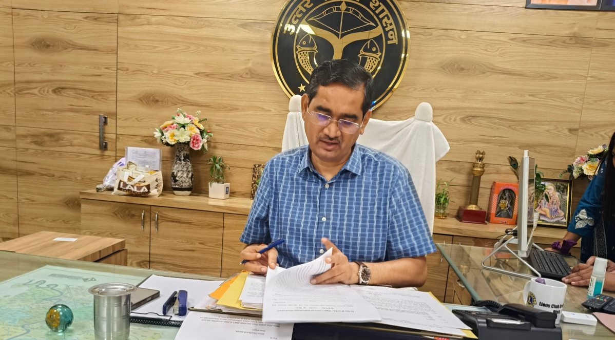 मथुरा डीएम नही कर पा रहे भीषण गर्मी में फरियादियों के लिए ठण्डा पानी पीने की व्यवस्था