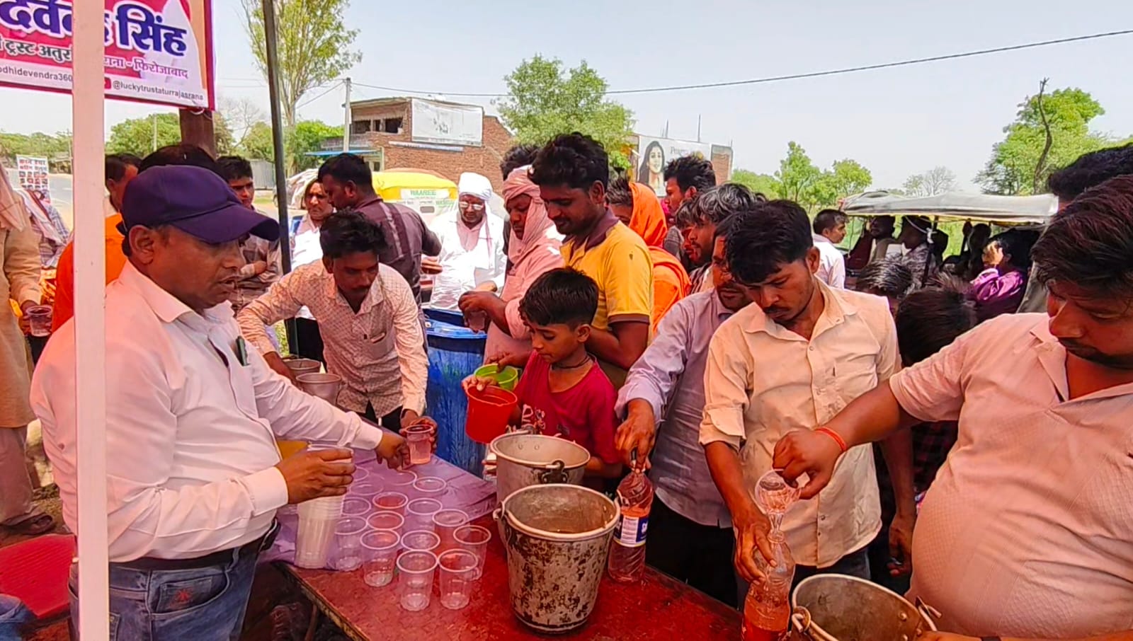भीषण गर्मी में लक्की ट्रस्ट बना राहत का सहारा, राहगीरों को पिलाया शीतल शरबत