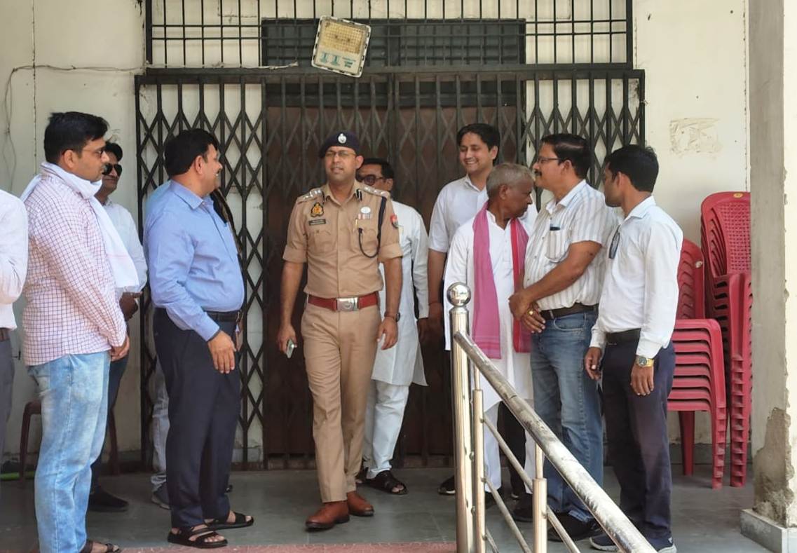 जिलाधिकारी डॉ. इंद्रमणि त्रिपाठी ने पुलिस अधीक्षक गणेश प्रसाद शाहा, वेयर हाउस का किया निरीक्षण