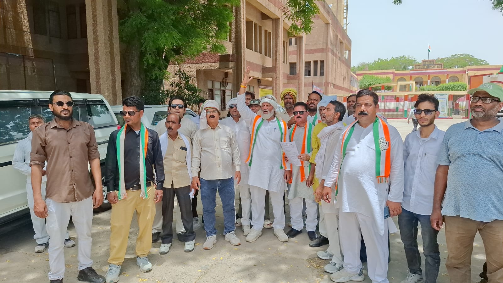 महोबा कांड को लेकर कांग्रेस का प्रदर्शन, राज्यपाल के नाम सौंपा ज्ञापन