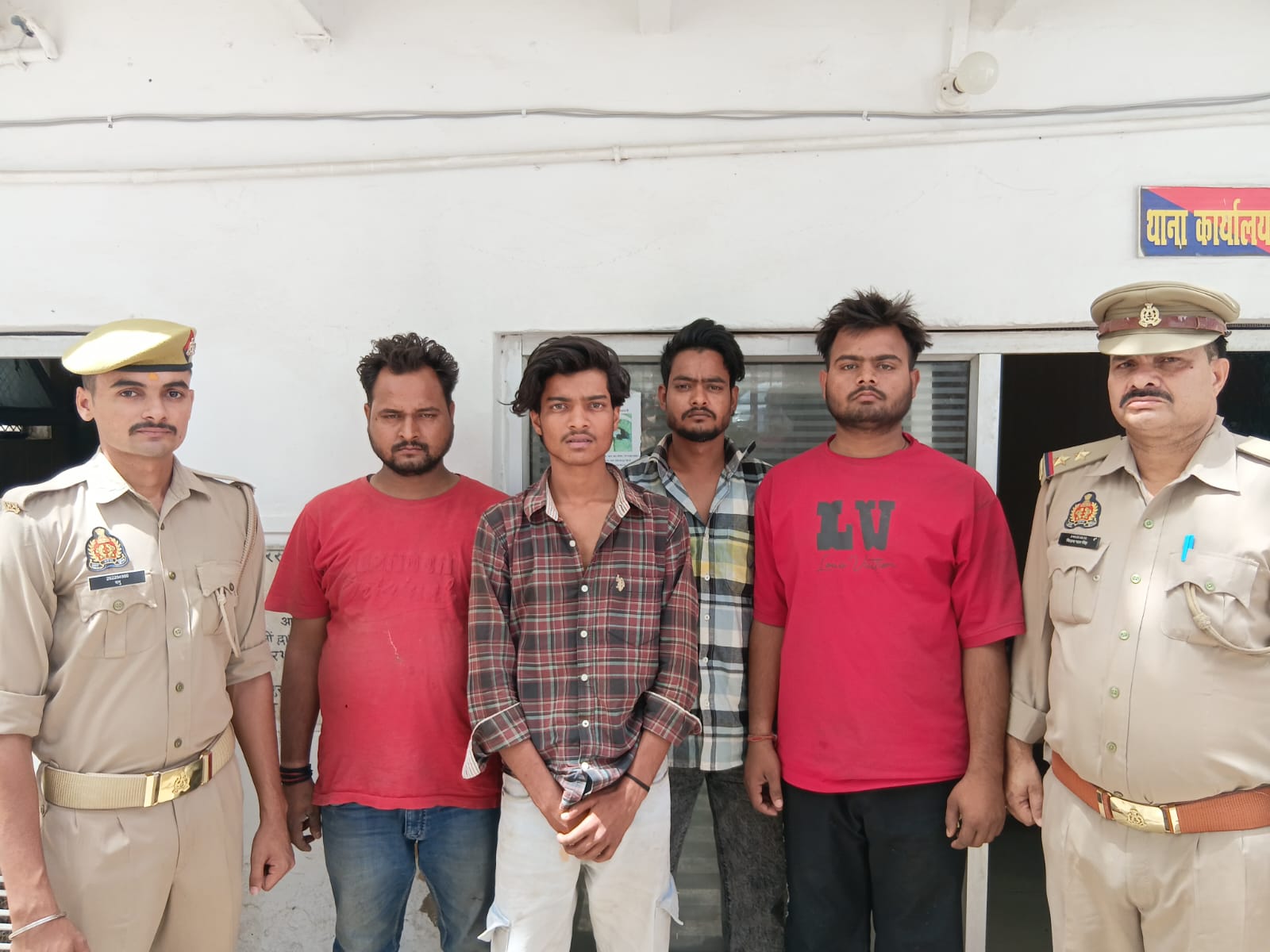 हत्या के प्रयास मामले में चार आरोपी गिरफ्तार, एक तमंचा व कारतूस बरामद