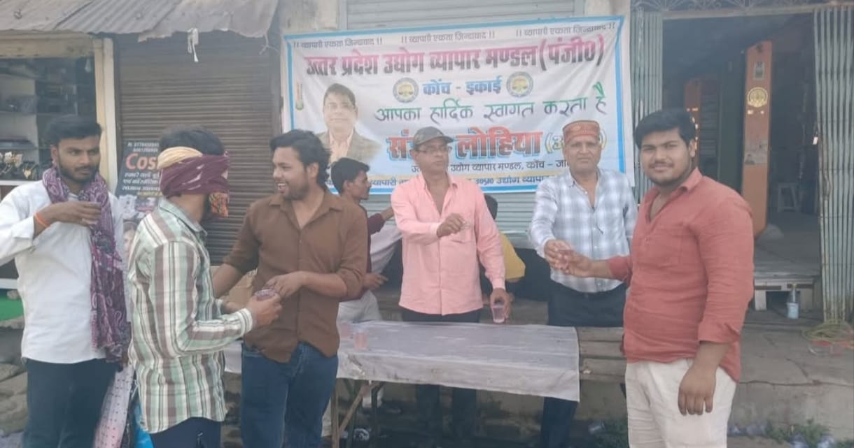 गंगा दशहरा के पावन पर्व पर राहगीरों को पिलाया गया शीतल सर्बत
