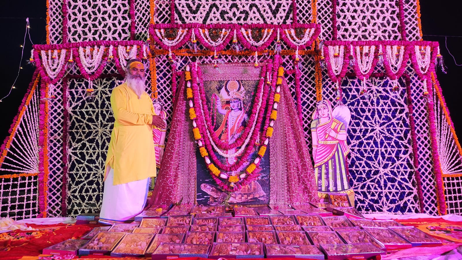 गंगा दशहरा पर वृंदावन में सजा यमुना महारानी का भव्य फूल बंगला, श्रद्धा-भक्ति से गूंजा आरती घाट