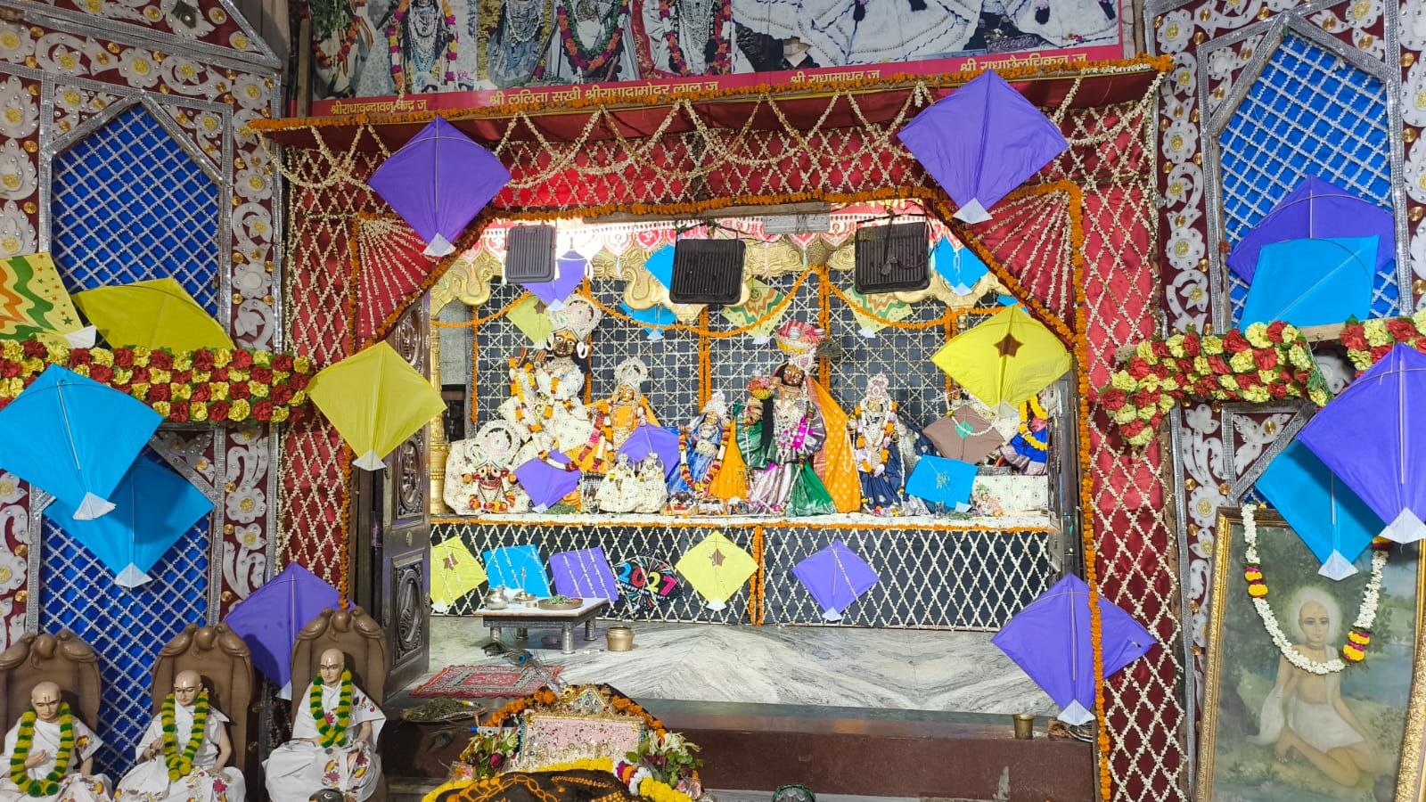 ठाकुर राधा दामोदर लाल ने मनिहारी भेष में दिए दर्शन, पतंगों के बंगले ने मोहा श्रद्धालुओं का मन