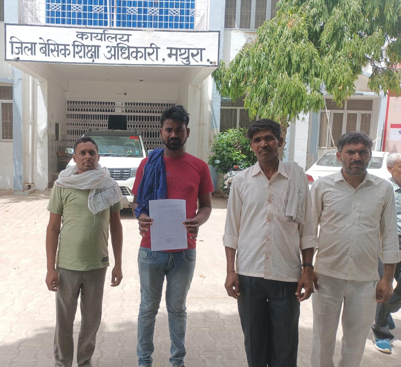शिक्षिका पूनम पाराशर पर दलित भेदभाव के आरोप झूठे, बीएसए को सौंपा शपथ पत्र