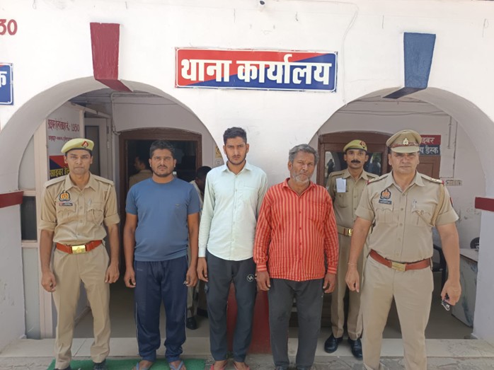 गैंगस्टर एक्ट में वांछित तीन अभियुक्त गिरफ्तार