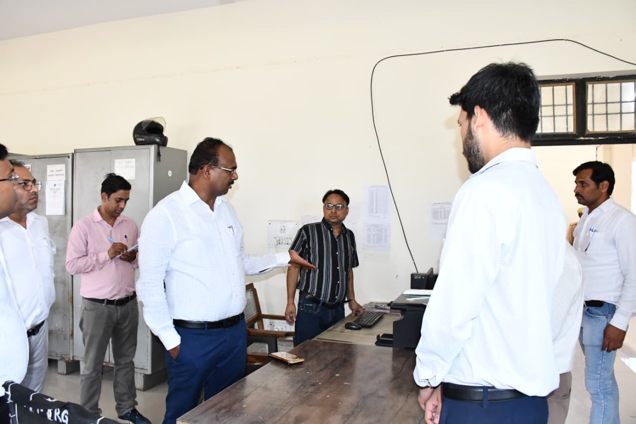 जनसुनवाई में लापरवाही पर डीएम सख्त, राजस्व निरीक्षक और लेखपाल को प्रतिकूल प्रविष्टि के निर्देश