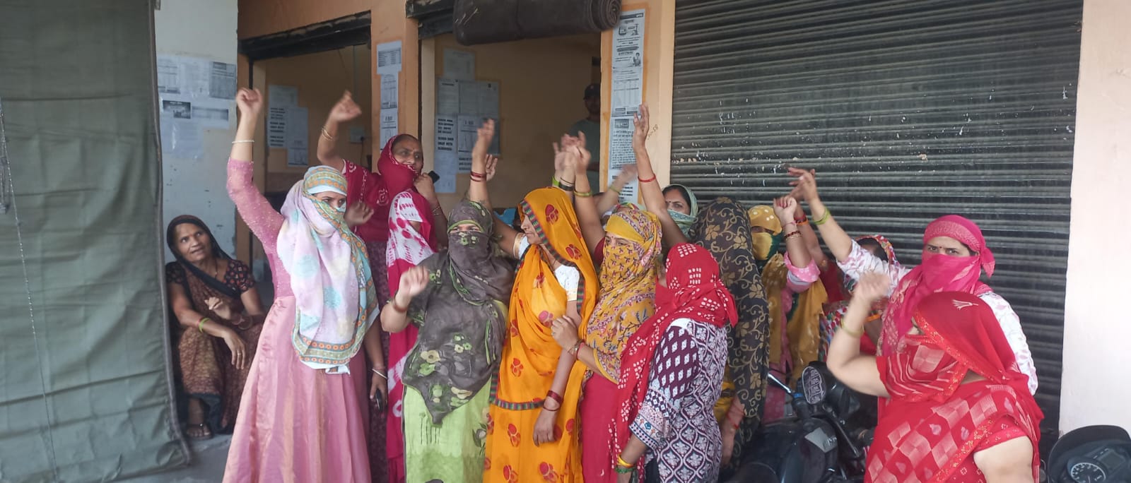 चार दिन से अंधेरे में बलदाऊ कॉलोनी, ट्रांसफार्मर तोड़फोड़ से बिजली ठप, फरह बिजलीघर पर लोगों का प्रदर्शन