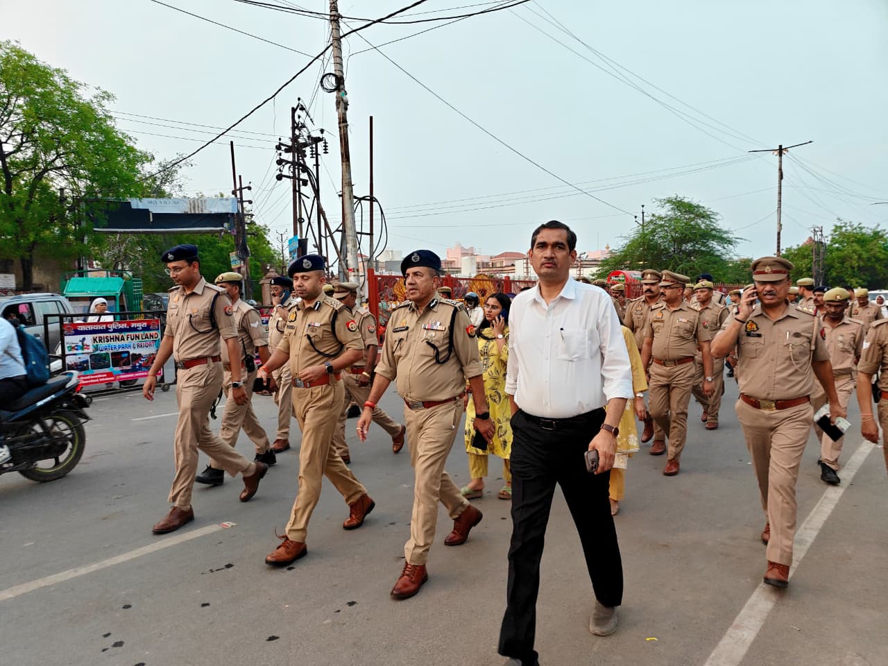 वृन्दावन में अधिकारियों ने किया पैदल निरीक्षण, व्यवस्थाओं का लिया जायजा