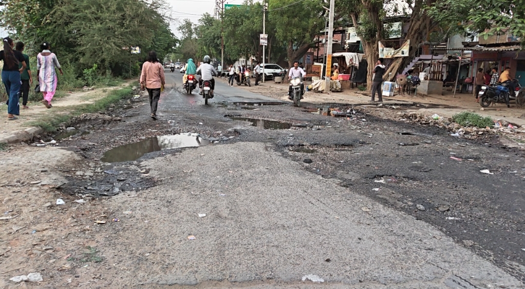 आगरा जलेसर मार्ग नेशनल हाईवे 321(G) बना दुर्घटनाओं का केंद्र: आगरा-जलेसर मार्ग पर गहरे गड्ढे और जलभराव से राहगीर परेशान