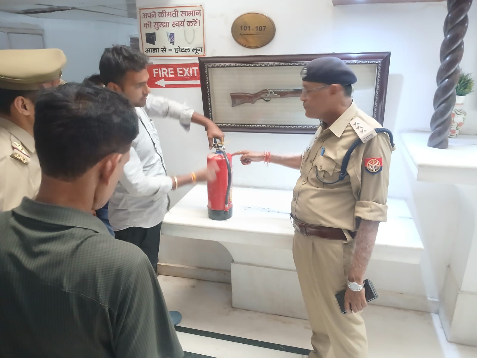 दिल्ली अग्निकांड के बाद फिरोजाबाद फायर विभाग अलर्ट, होटलों में विशेष सुरक्षा जांच अभियान शुरू