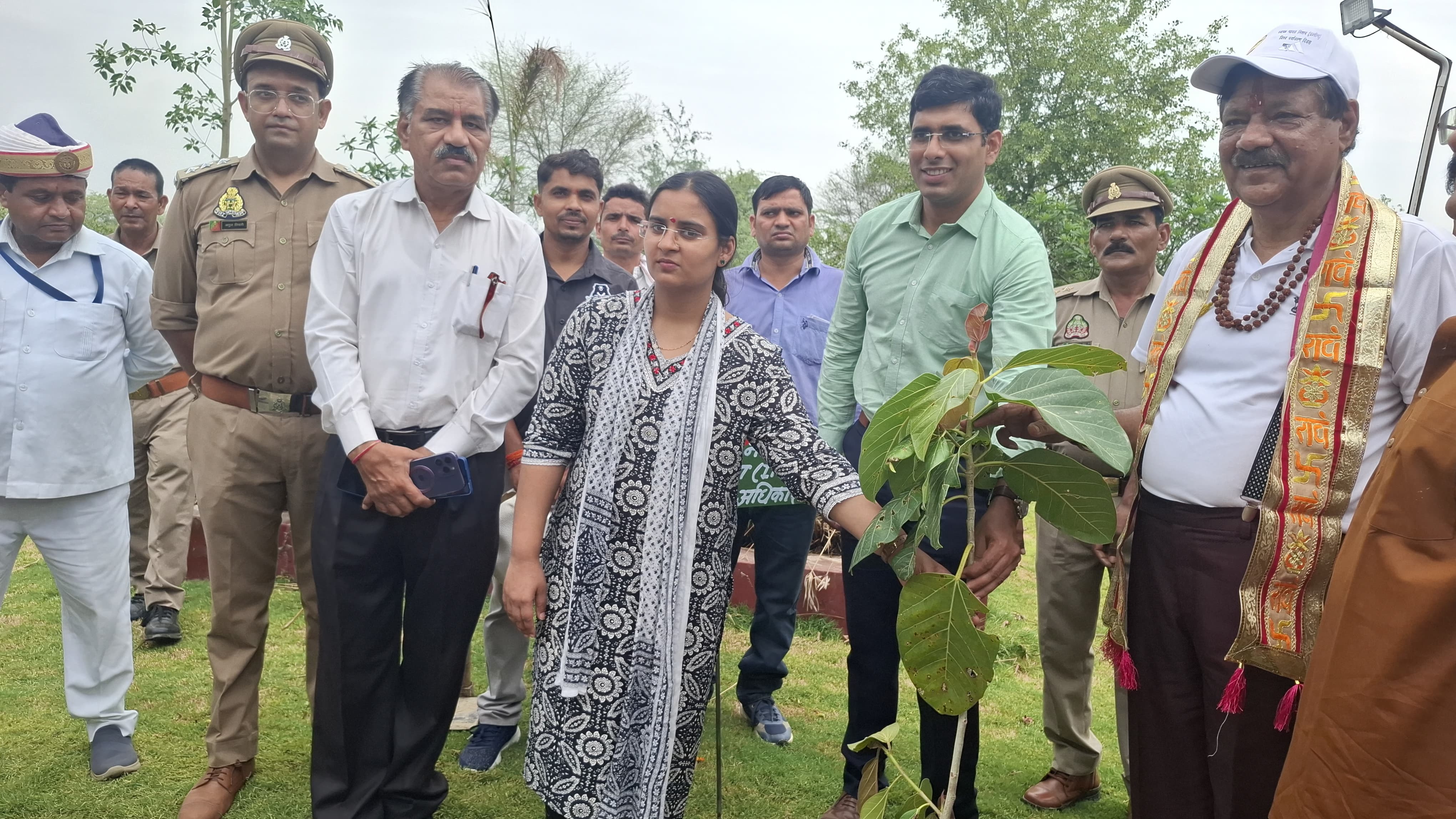 चुरमुरा हाथी संरक्षण गृह में 5000 पौधे लगाने का संकल्प, सीडीओ और विधायक ने किया पौधरोपण